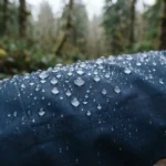Regenjacke imprägnieren: wann und womit die Membran wieder wirkt